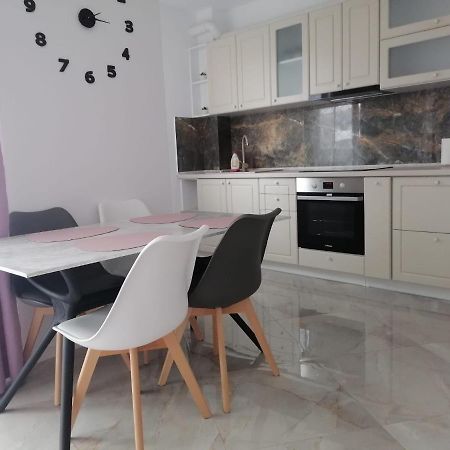 Aqua West Apartment Free Parking- Self Check-In Орадя Экстерьер фото