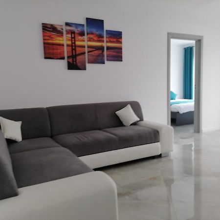 Aqua West Apartment Free Parking- Self Check-In Орадя Экстерьер фото