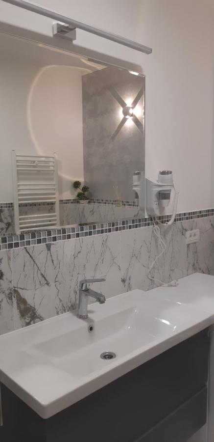 Aqua West Apartment Free Parking- Self Check-In Орадя Экстерьер фото