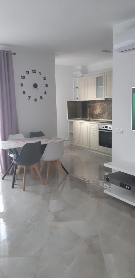 Aqua West Apartment Free Parking- Self Check-In Орадя Экстерьер фото