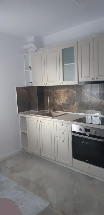Aqua West Apartment Free Parking- Self Check-In Орадя Экстерьер фото