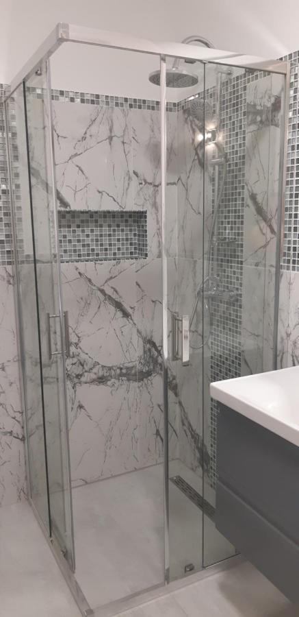 Aqua West Apartment Free Parking- Self Check-In Орадя Экстерьер фото
