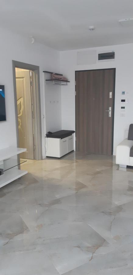 Aqua West Apartment Free Parking- Self Check-In Орадя Экстерьер фото