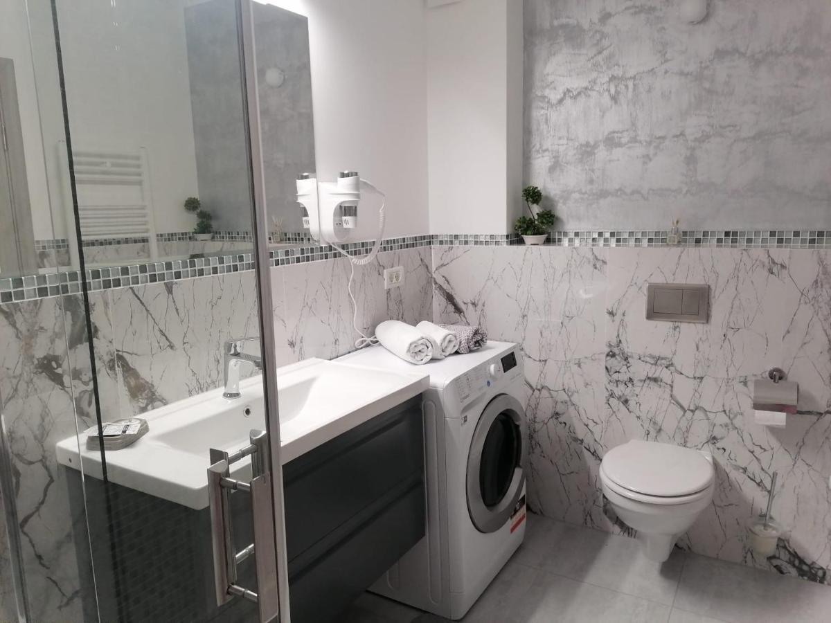 Aqua West Apartment Free Parking- Self Check-In Орадя Экстерьер фото