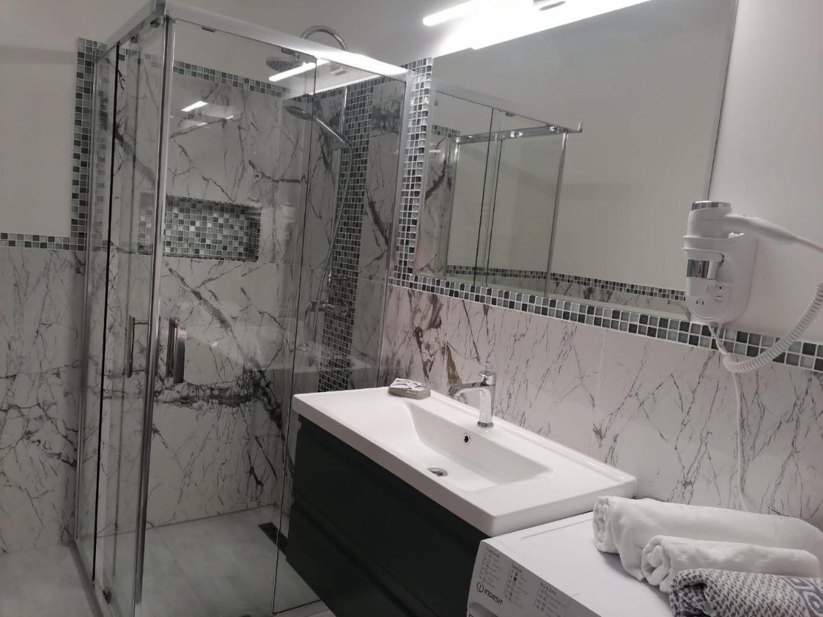Aqua West Apartment Free Parking- Self Check-In Орадя Экстерьер фото